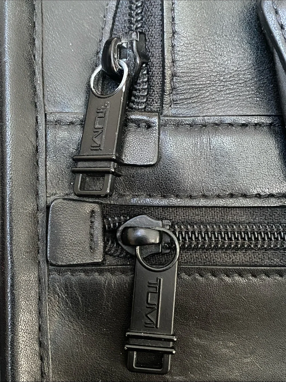 Tumi Alpha Slim Black Leather Portfolio Briefcase 17” Laptop Strap Pockets Sleek
